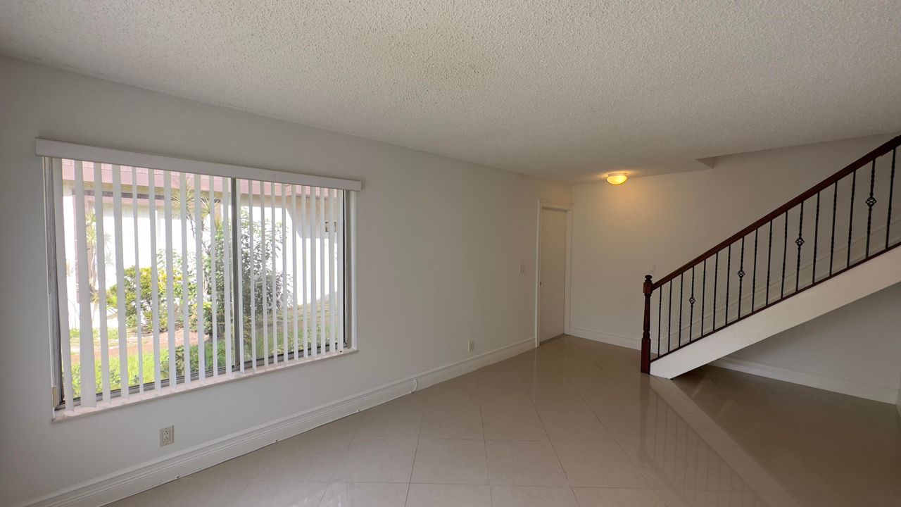 For Rent: $2,195 (3 beds, 1 baths, 1220 Square Feet)