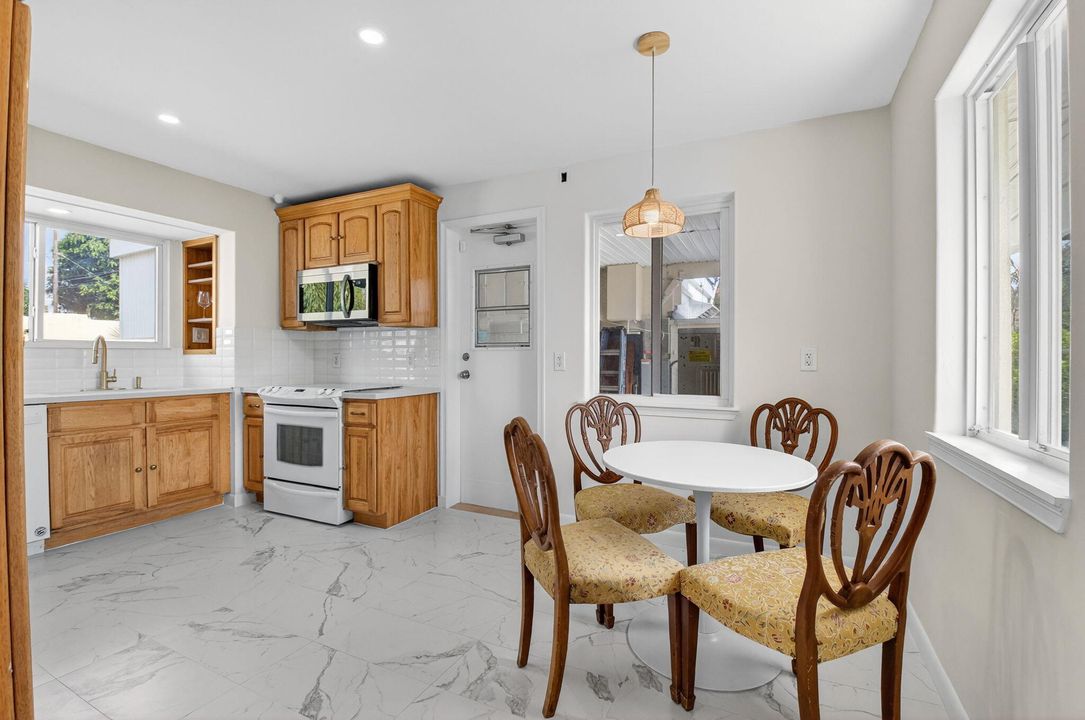 Active With Contract: $595,000 (3 beds, 2 baths, 1184 Square Feet)