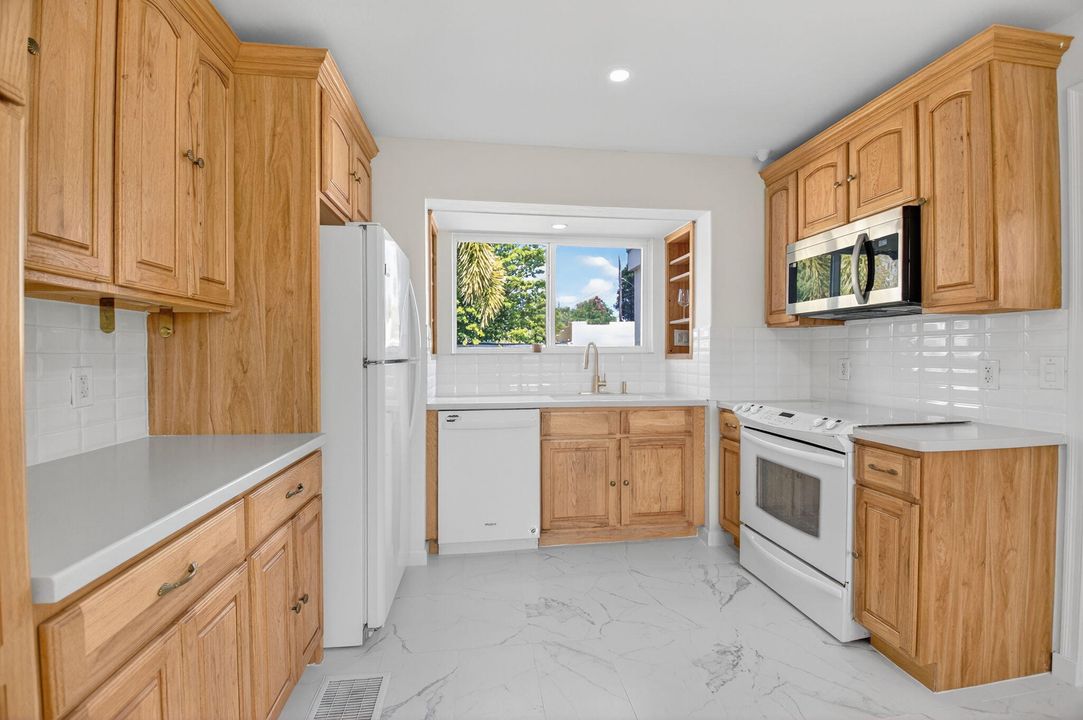 Active With Contract: $595,000 (3 beds, 2 baths, 1184 Square Feet)