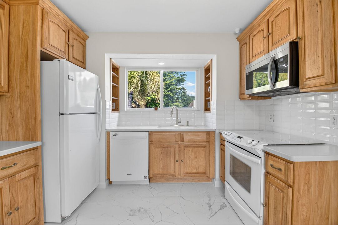 Active With Contract: $595,000 (3 beds, 2 baths, 1184 Square Feet)