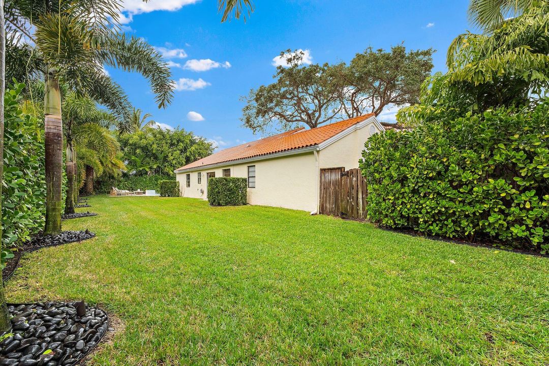 For Sale: $825,000 (3 beds, 2 baths, 1761 Square Feet)