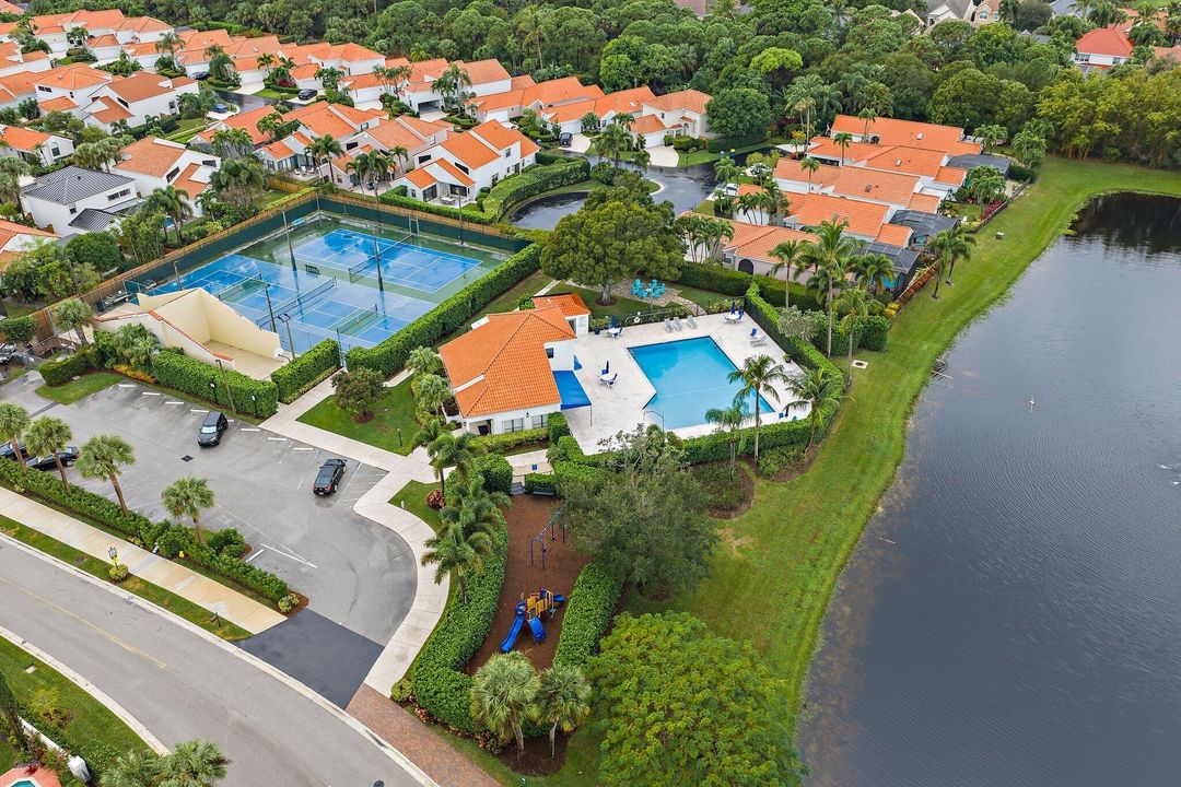 For Sale: $825,000 (3 beds, 2 baths, 1761 Square Feet)