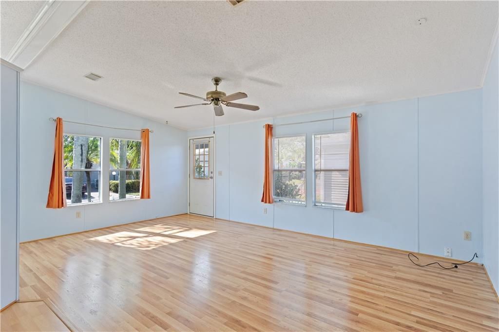 For Sale: $203,000 (2 beds, 2 baths, 1173 Square Feet)