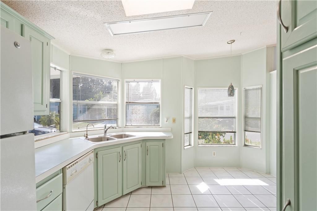 For Sale: $203,000 (2 beds, 2 baths, 1173 Square Feet)