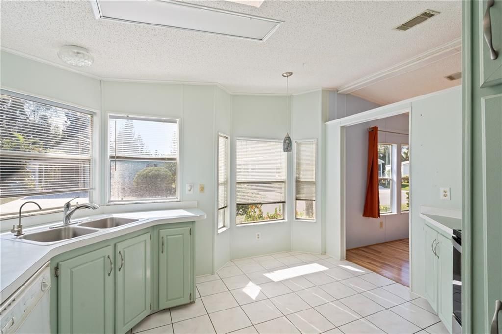 For Sale: $203,000 (2 beds, 2 baths, 1173 Square Feet)