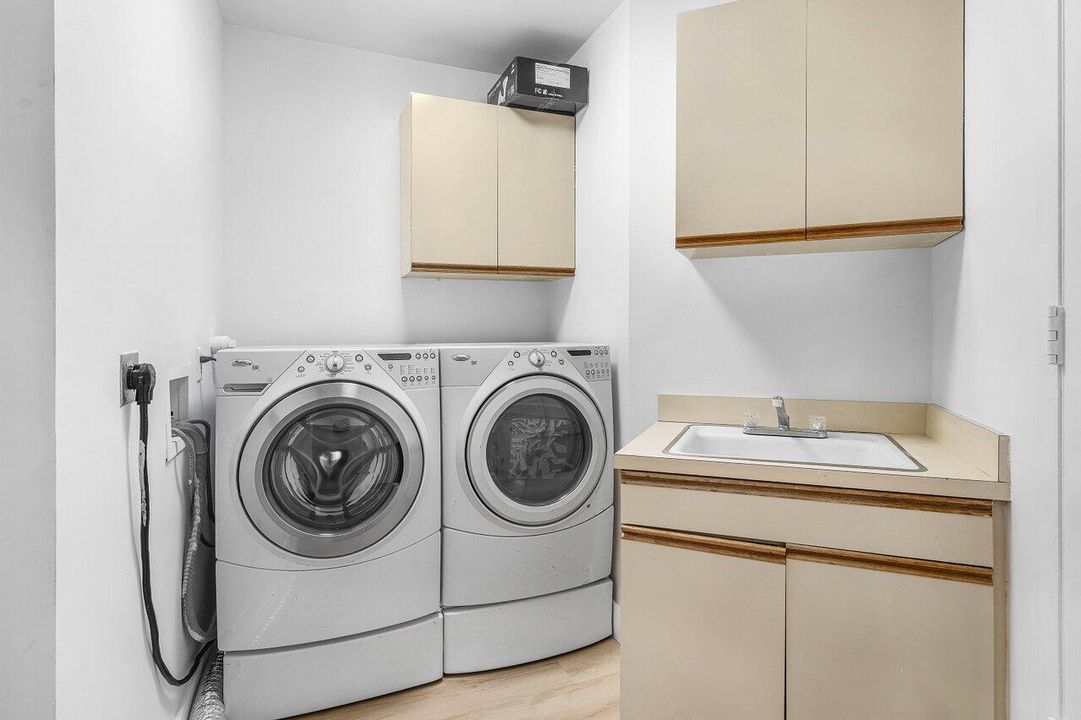 For Sale: $1,595,000 (3 beds, 3 baths, 2520 Square Feet)