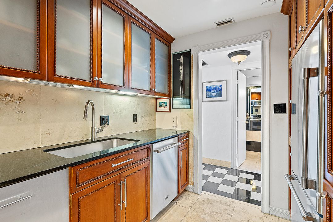 For Rent: $6,000 (1 beds, 1 baths, 1038 Square Feet)