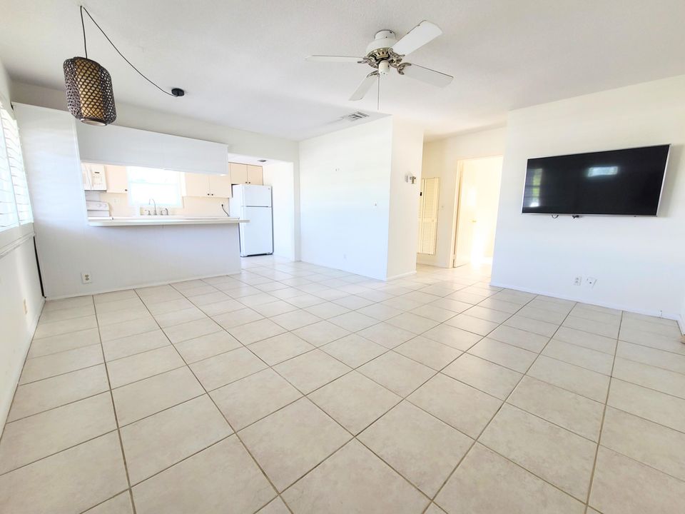 For Sale: $165,000 (2 beds, 1 baths, 775 Square Feet)