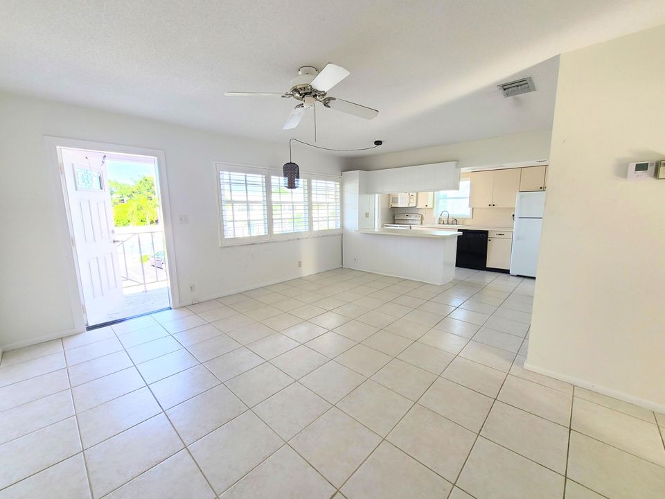 For Sale: $165,000 (2 beds, 1 baths, 775 Square Feet)