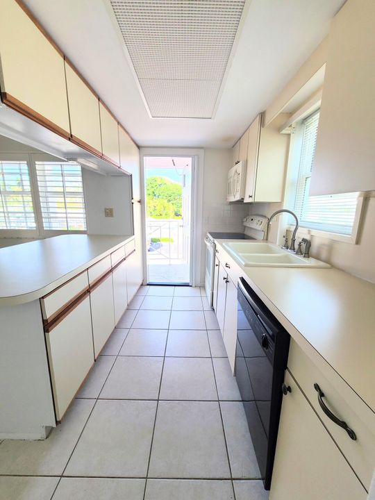 For Sale: $165,000 (2 beds, 1 baths, 775 Square Feet)