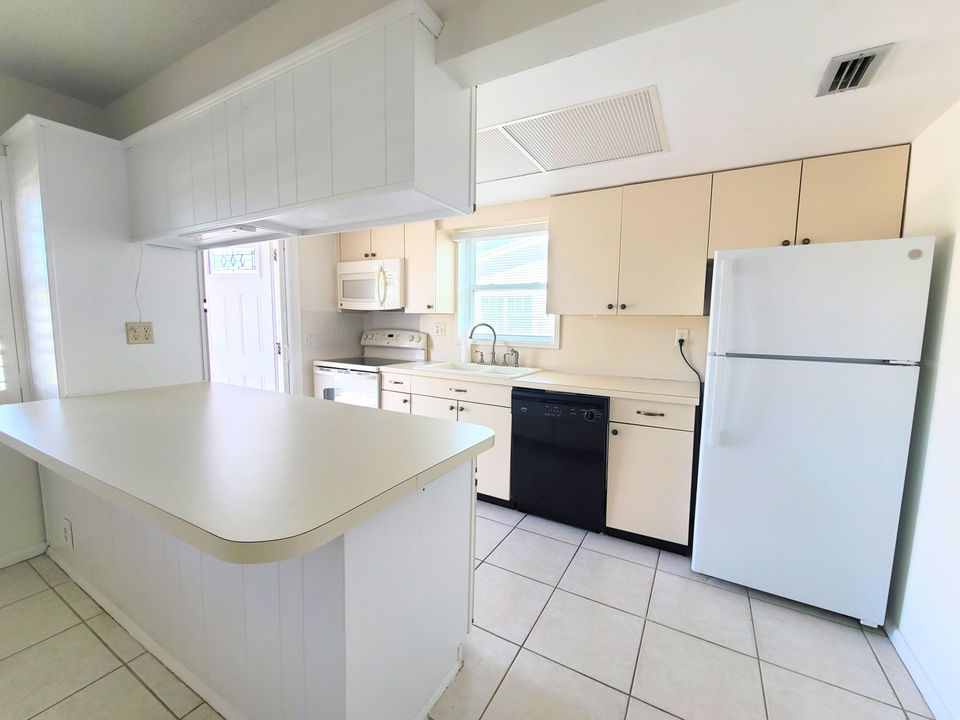 For Sale: $165,000 (2 beds, 1 baths, 775 Square Feet)