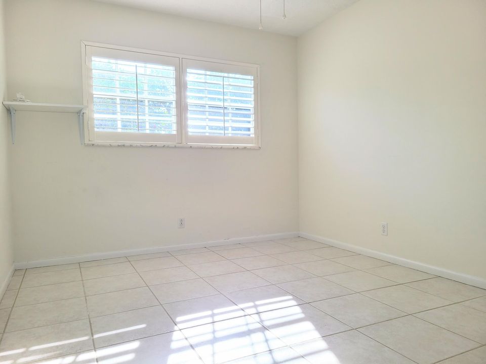 For Sale: $165,000 (2 beds, 1 baths, 775 Square Feet)