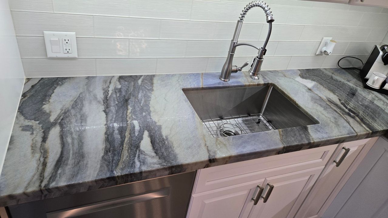 На продажу: $324,900 (2 спален, 2 ванн, 1288 Квадратных фут)