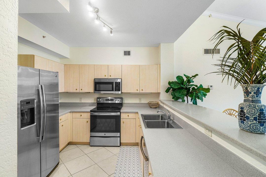 For Rent: $3,350 (3 beds, 2 baths, 1237 Square Feet)