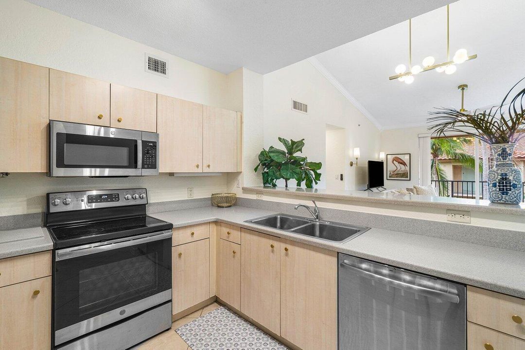 For Rent: $3,350 (3 beds, 2 baths, 1237 Square Feet)