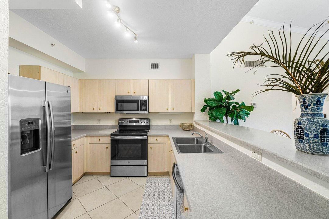 For Rent: $3,350 (3 beds, 2 baths, 1237 Square Feet)