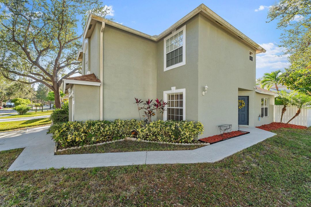 На продажу: $575,000 (4 спален, 3 ванн, 1736 Квадратных фут)