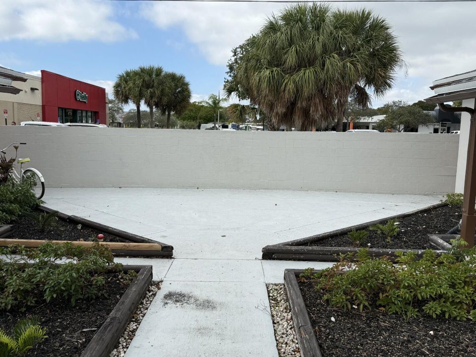 For Rent: $2,000 (2 beds, 1 baths, 749 Square Feet)