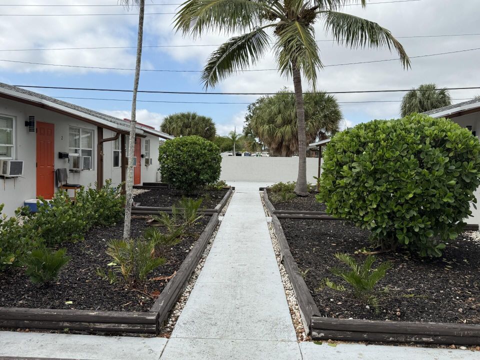 For Rent: $2,000 (2 beds, 1 baths, 749 Square Feet)