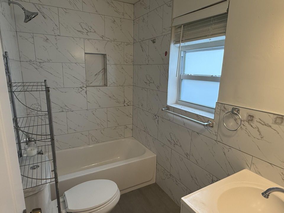 For Rent: $2,000 (2 beds, 1 baths, 749 Square Feet)