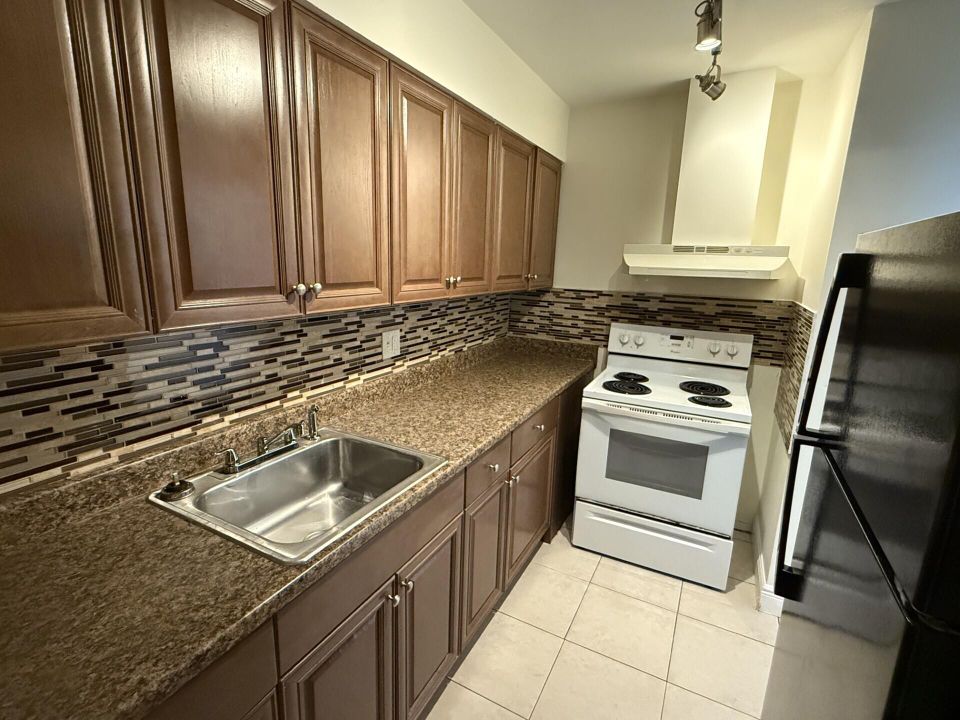 For Rent: $2,000 (2 beds, 1 baths, 749 Square Feet)