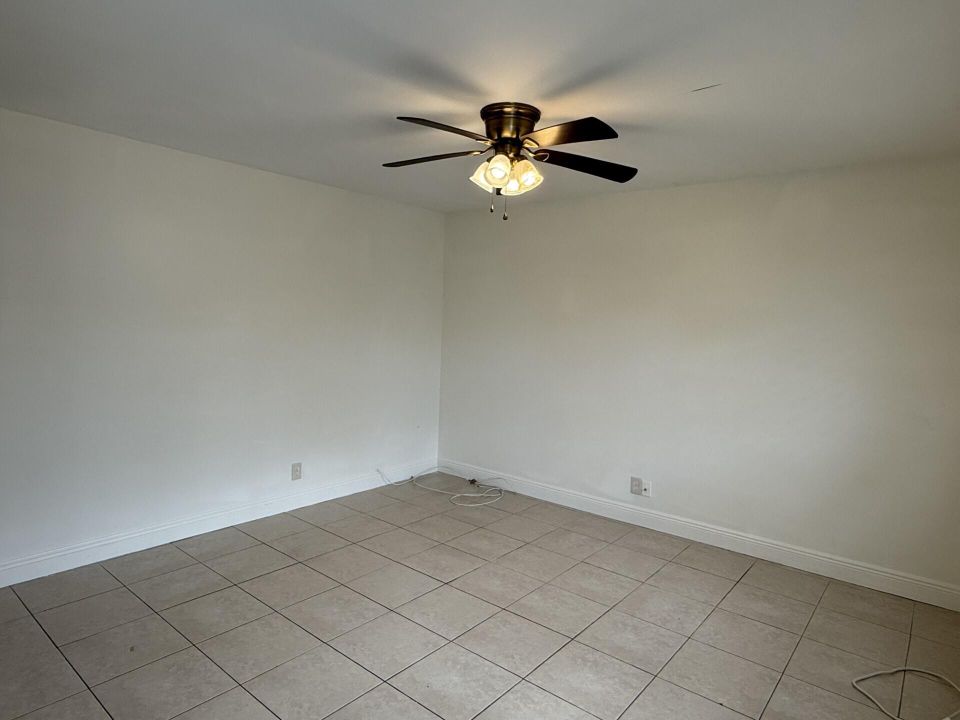 For Rent: $2,000 (2 beds, 1 baths, 749 Square Feet)