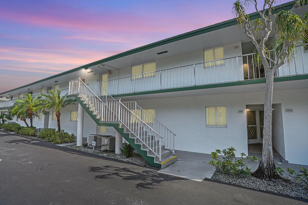 For Sale: $235,000 (2 beds, 2 baths, 886 Square Feet)