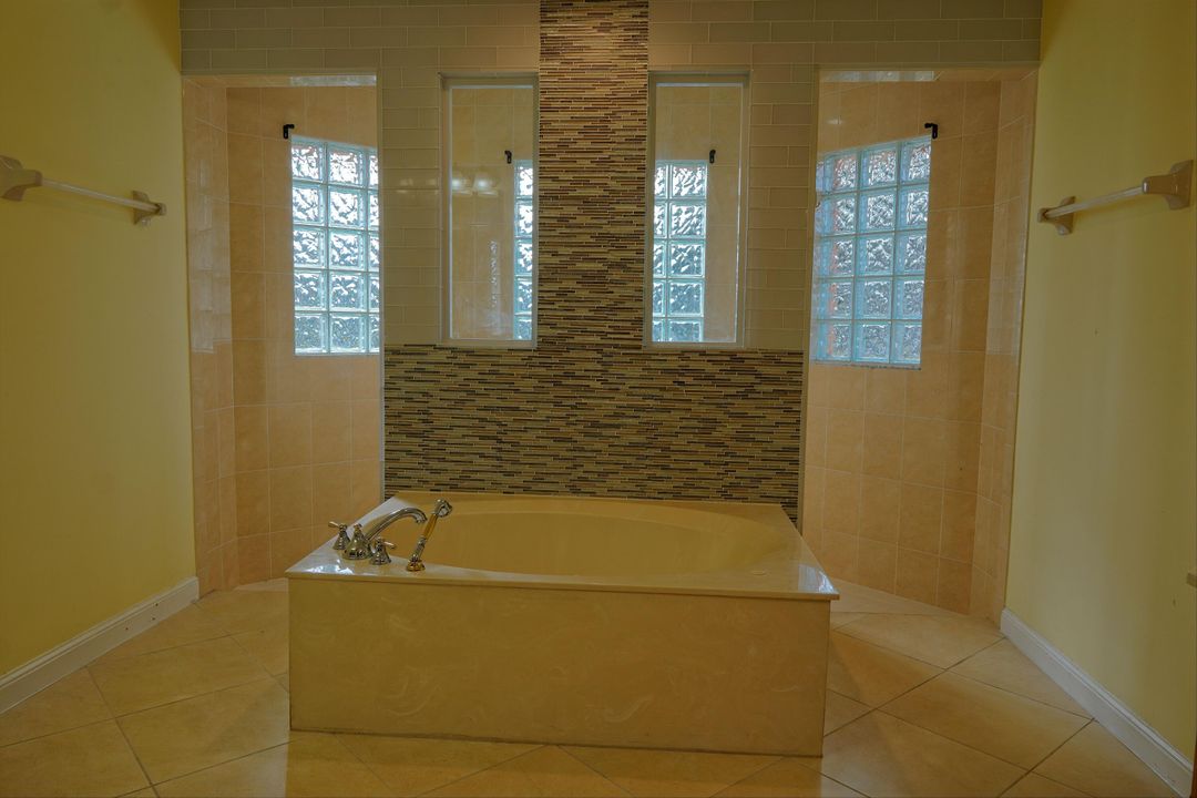 For Rent: $3,600 (5 beds, 3 baths, 2595 Square Feet)