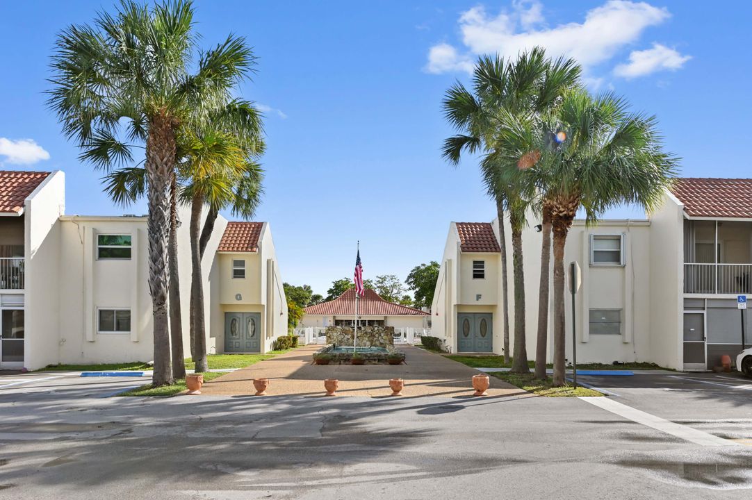 For Sale: $249,900 (2 beds, 2 baths, 1000 Square Feet)