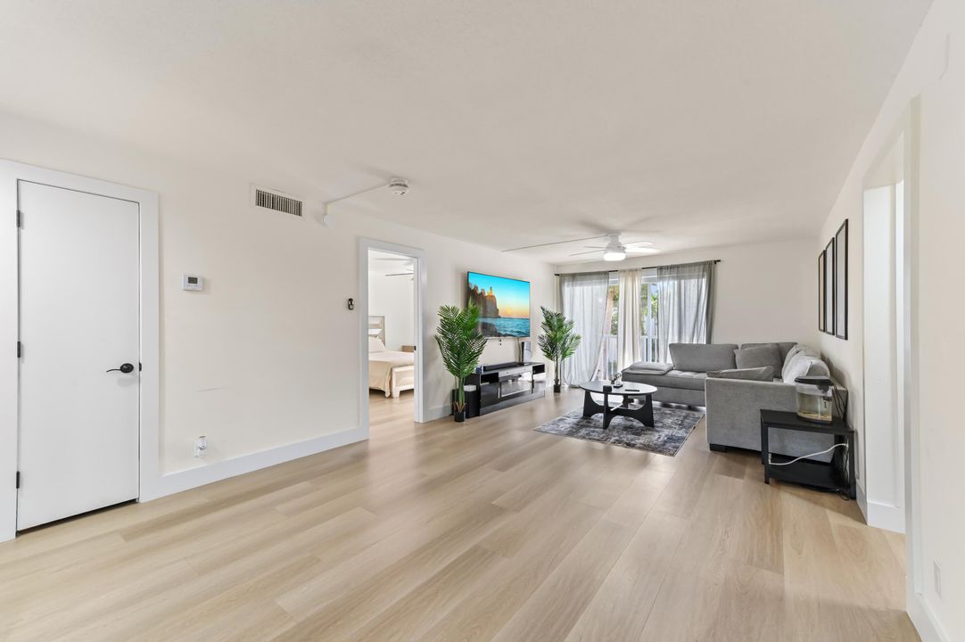 For Sale: $249,900 (2 beds, 2 baths, 1000 Square Feet)