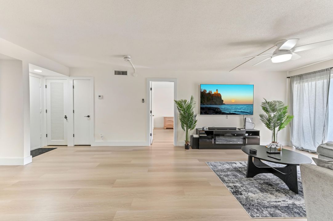 For Sale: $249,900 (2 beds, 2 baths, 1000 Square Feet)