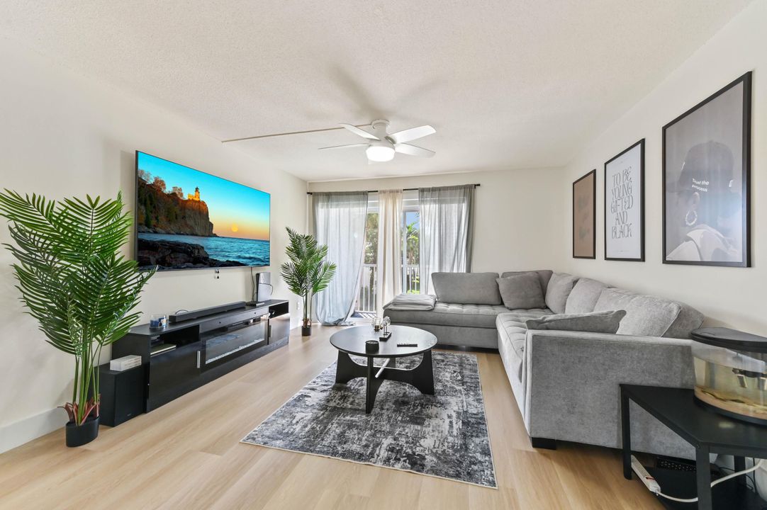 For Sale: $249,900 (2 beds, 2 baths, 1000 Square Feet)