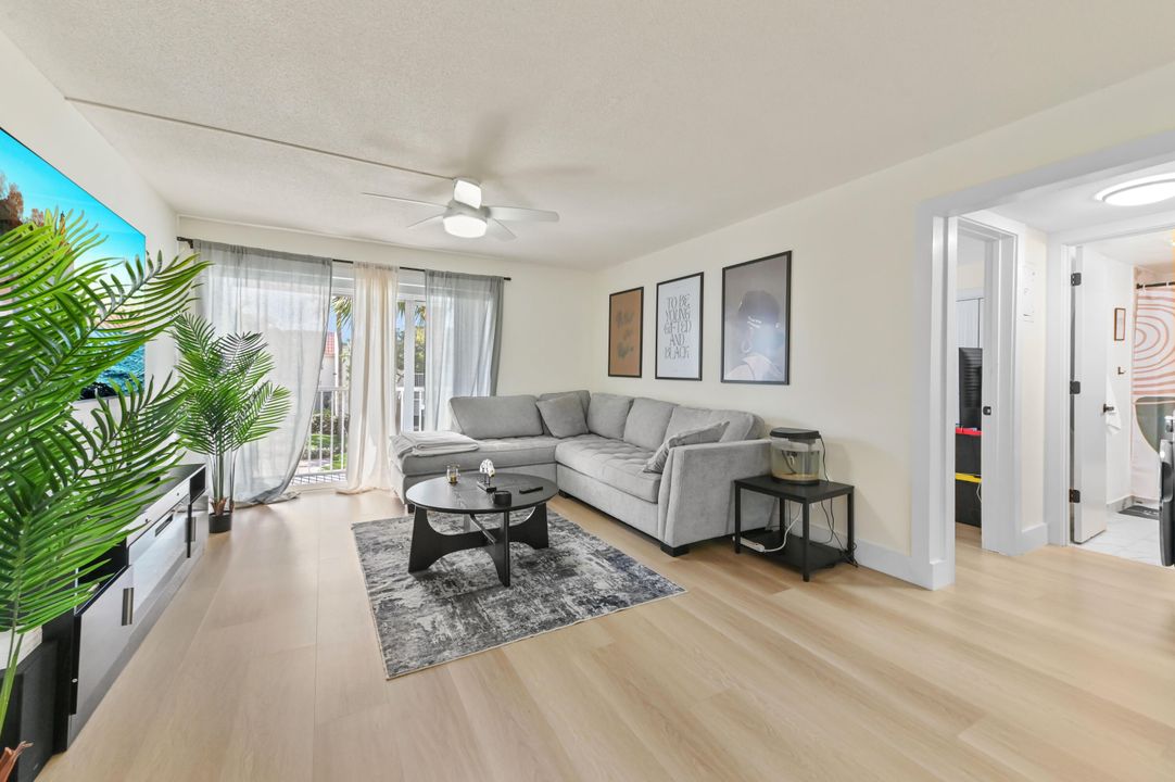 For Sale: $249,900 (2 beds, 2 baths, 1000 Square Feet)