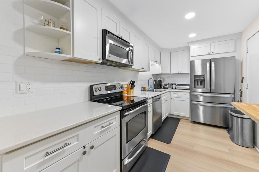 For Sale: $249,900 (2 beds, 2 baths, 1000 Square Feet)