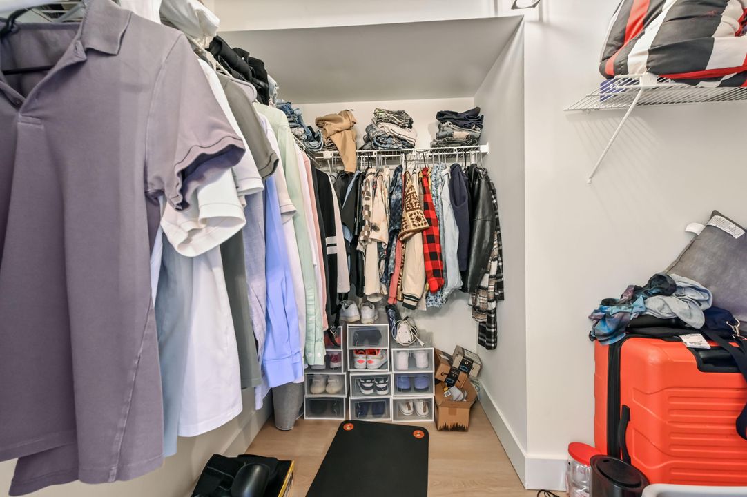 For Sale: $249,900 (2 beds, 2 baths, 1000 Square Feet)