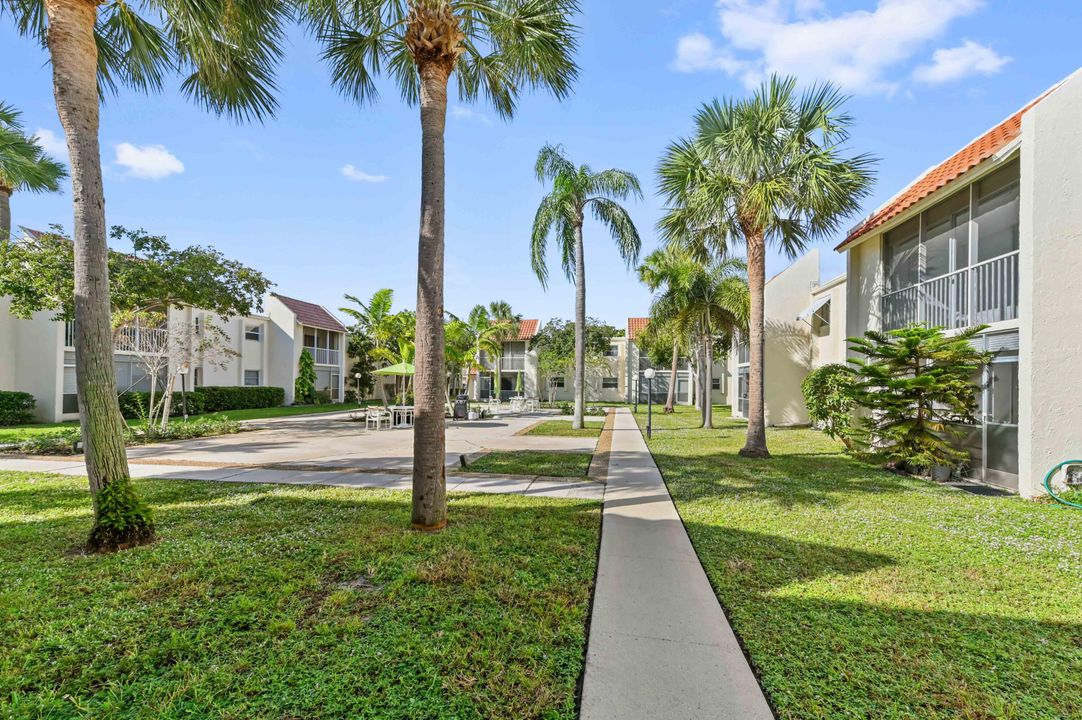 For Sale: $249,900 (2 beds, 2 baths, 1000 Square Feet)