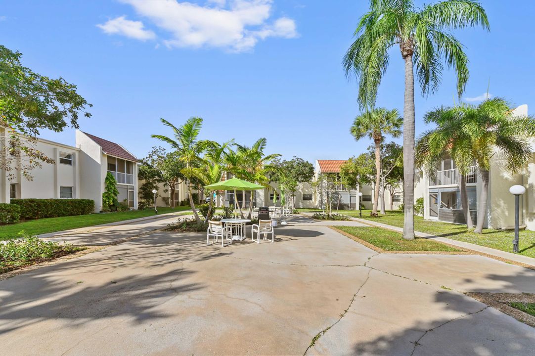 For Sale: $249,900 (2 beds, 2 baths, 1000 Square Feet)