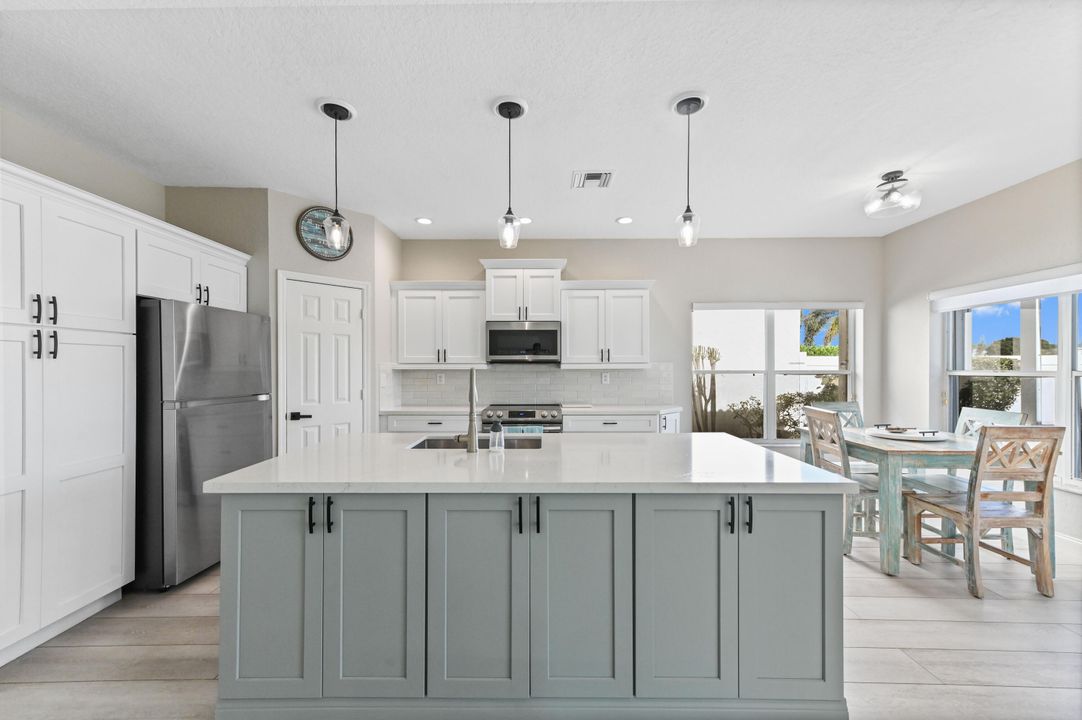 For Sale: $725,000 (4 beds, 3 baths, 2376 Square Feet)