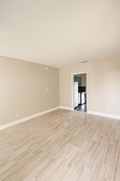 For Rent: $1,825 (1 beds, 2 baths, 700 Square Feet)