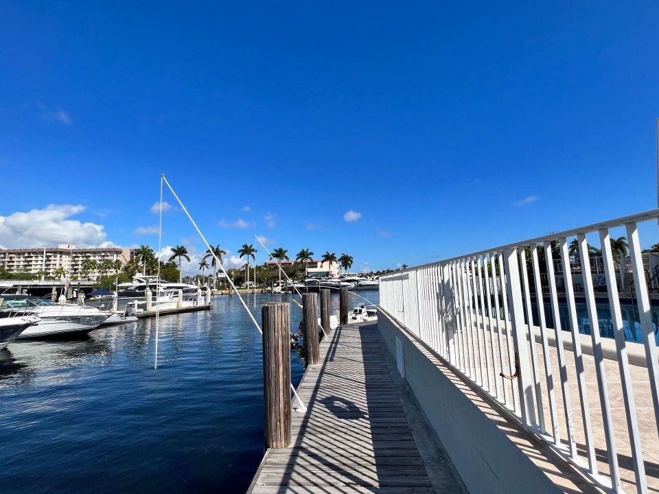 For Rent: $1,825 (1 beds, 2 baths, 700 Square Feet)