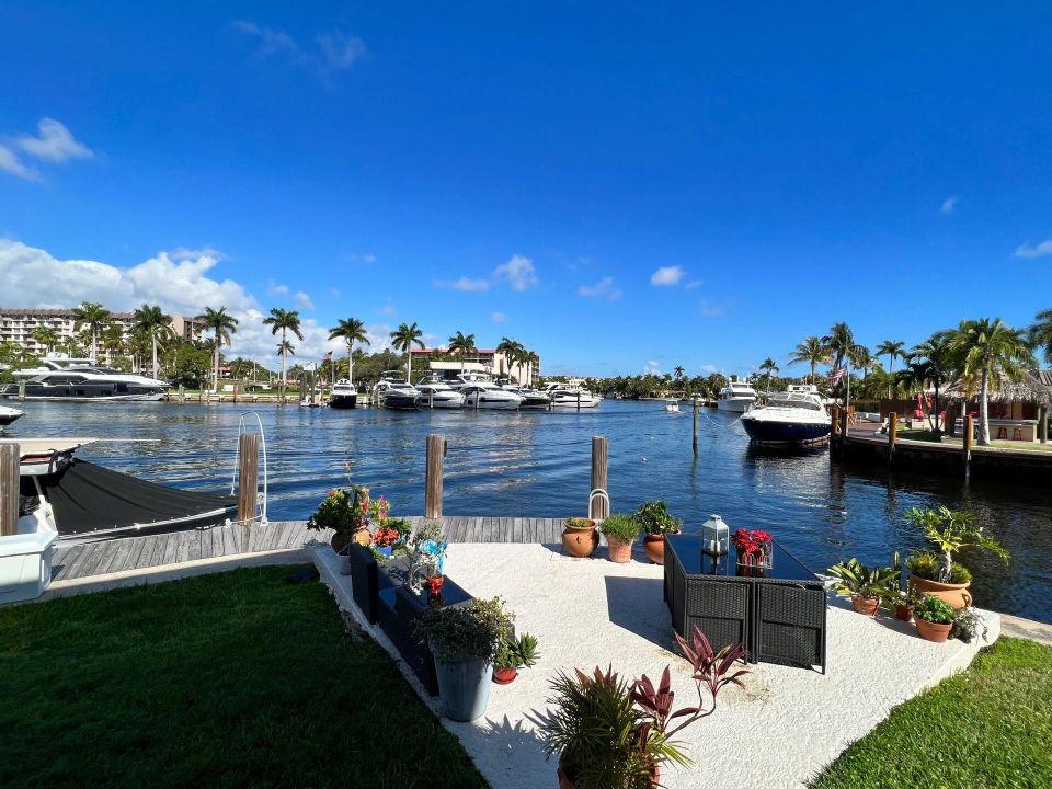 For Rent: $1,825 (1 beds, 2 baths, 700 Square Feet)