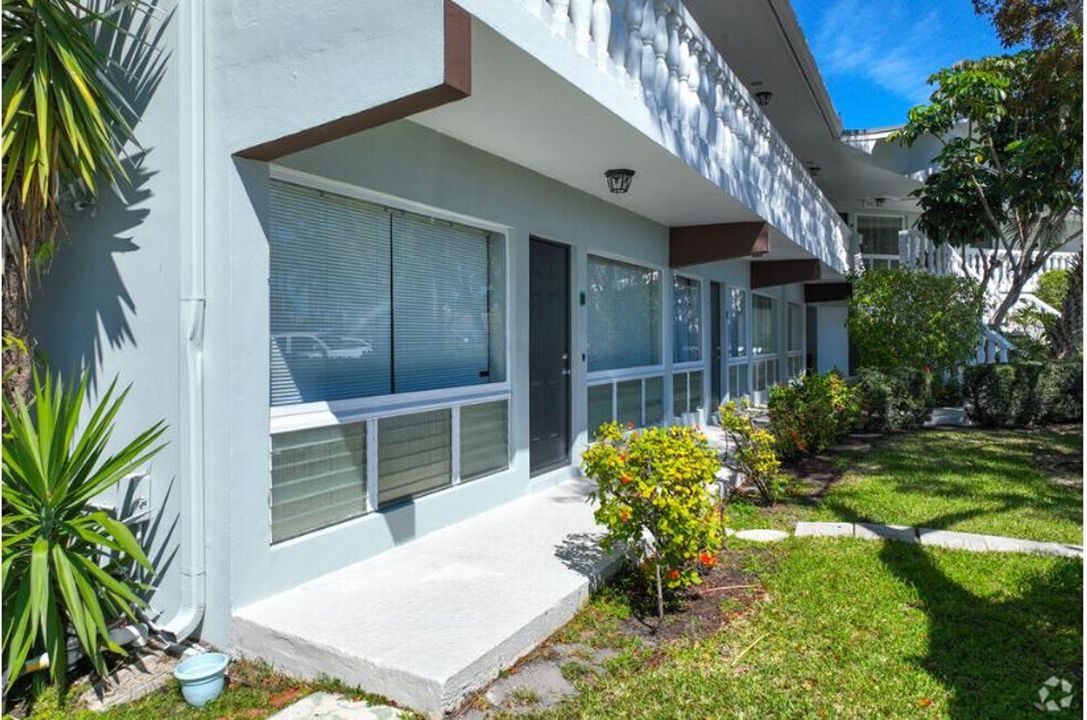 For Rent: $1,825 (1 beds, 2 baths, 700 Square Feet)