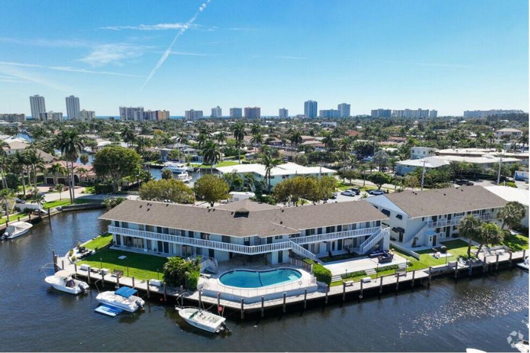 For Rent: $1,825 (1 beds, 2 baths, 700 Square Feet)