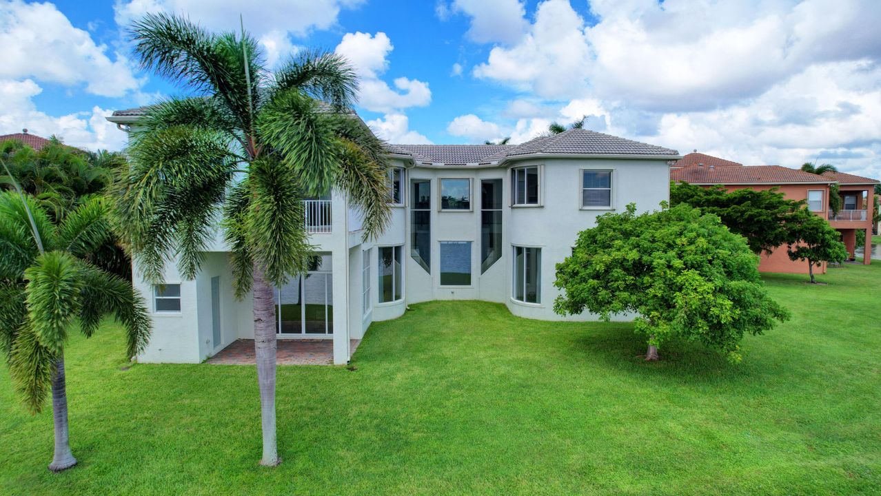 出租: $8,600 (5 贝兹, 7 浴室, 5537 平方英尺)