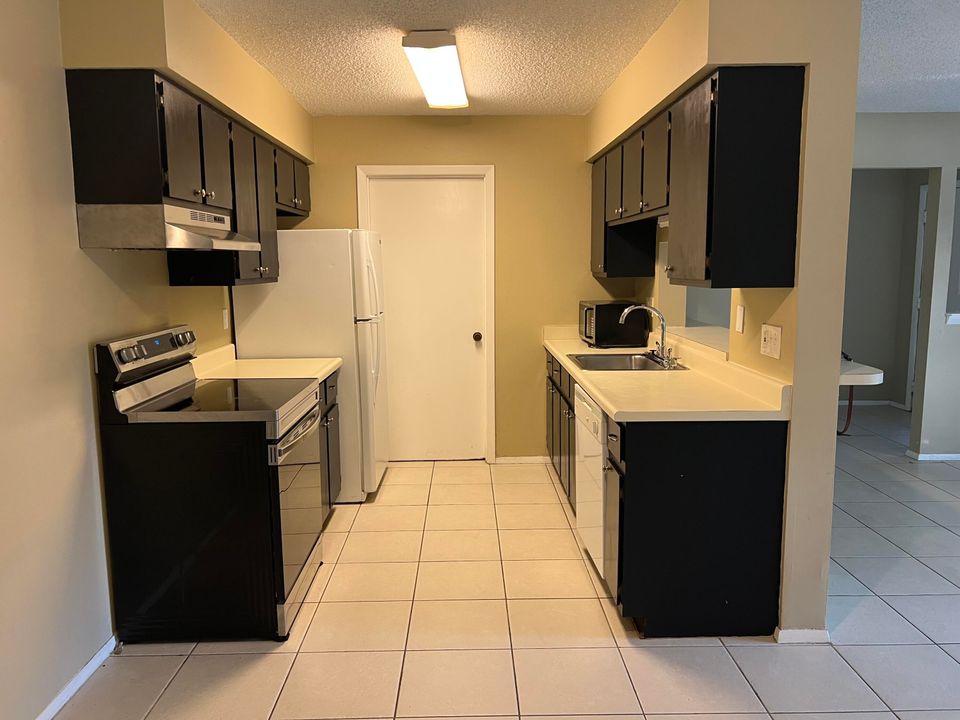 На продажу: $202,900 (2 спален, 2 ванн, 1037 Квадратных фут)