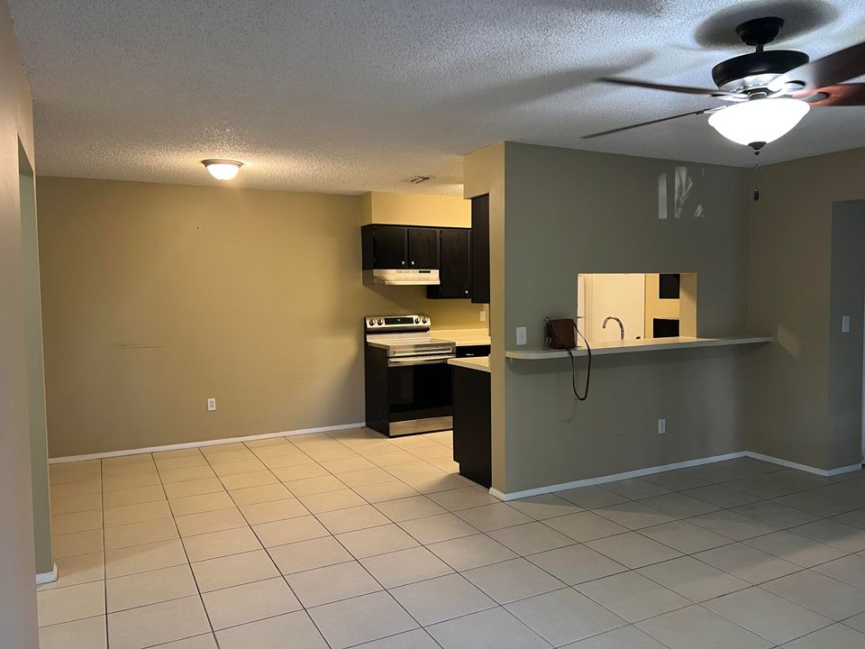 На продажу: $202,900 (2 спален, 2 ванн, 1037 Квадратных фут)