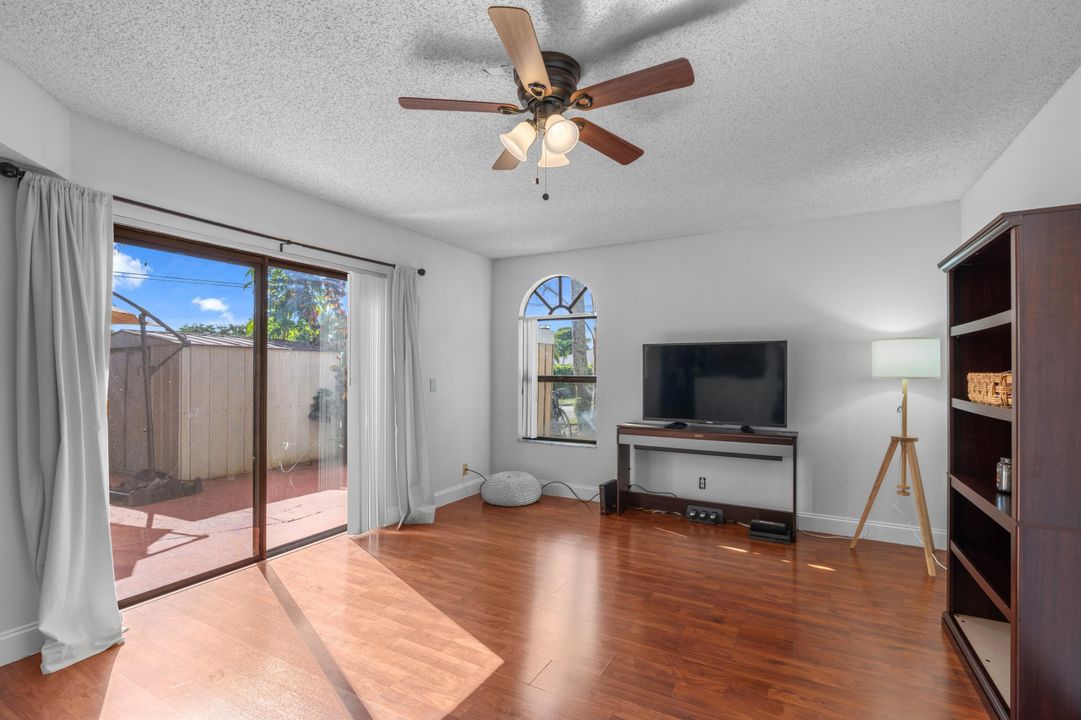 En Venta: $325,000 (3 camas, 3 baños, 1326 Pies cuadrados)