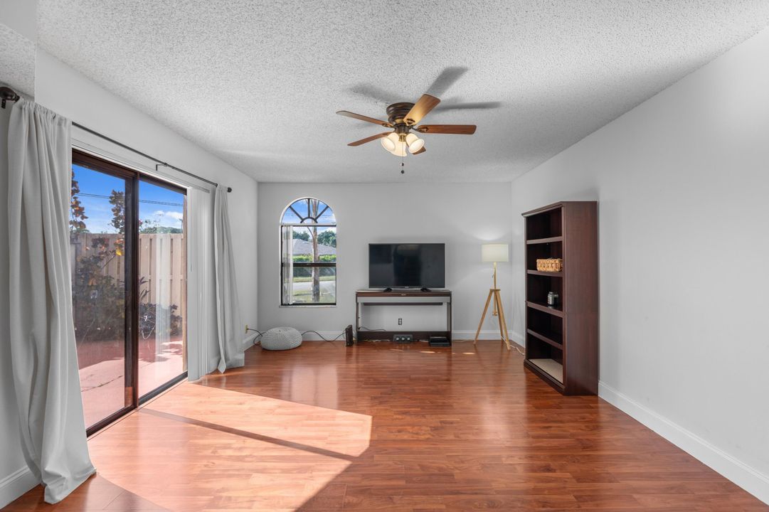 En Venta: $325,000 (3 camas, 3 baños, 1326 Pies cuadrados)