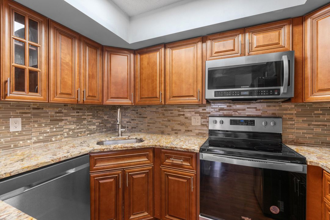 En Venta: $325,000 (3 camas, 3 baños, 1326 Pies cuadrados)