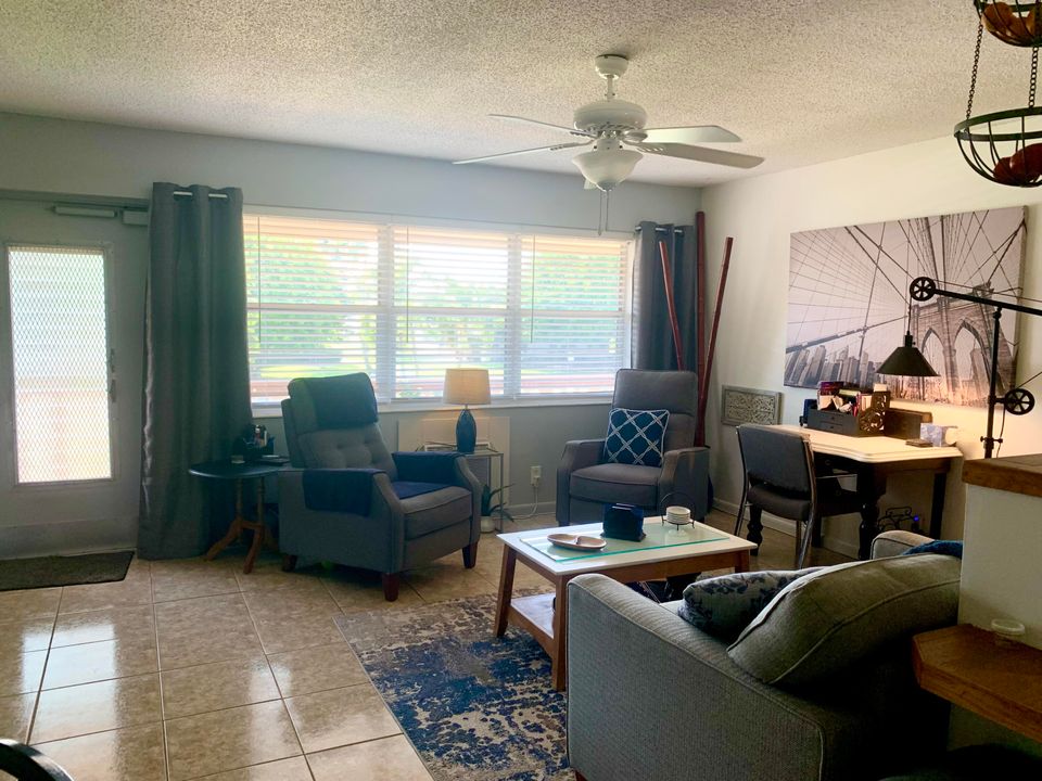 На продажу: $79,900 (1 спален, 1 ванн, 646 Квадратных фут)